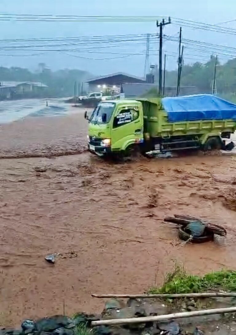 Jalan Nasional di Ussu Resmi “Naik Level” Jadi Sungai Musiman